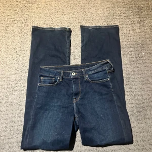 Blåa jeans från Pepe jeans - Jättefina jeans i storlek 29/32. Modellen på bilden är 172. Inga defekter eller liknande. Bara att skriva vid frågor eller funderingar.