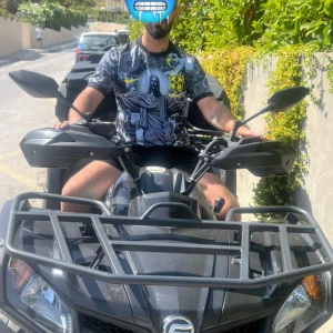 Svart och grå fotbollströja med tryck - Snygg svart och grå fotbollströja från Nike med ett unikt tryck av Kristusstatyn och gula detaljer. Perfekt för fotbollsfans som vill sticka ut. Tröjan har korta ärmar och är tillverkad i ett lätt och bekvämt material. 2 styckna finns kvar! 