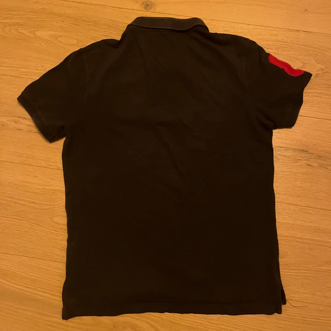 Svart pikétröja med röd broderad detalj - 3