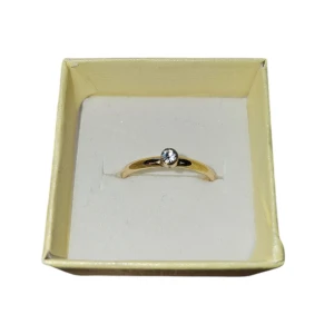 Guldfärgad ring med sten - Elegant guldfärgad ring med en klar sten i mitten. Perfekt för att ge en touch av lyx till din stil. Passar utmärkt som en gåva eller för att skämma bort dig själv. Justerbar storlek, börjar på ca US 6 eller 16.5 mm