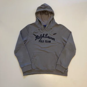 Unik Ralph Lauren hoodie  - Unik mörkgrå Ralph Lauren hoodie, Storlek XL barn så passar Herr S, Pris kan diskuteras, Mycket bra skick använd max 2 gånger, Skriv vid minsta fråga eller fundering💯👍 