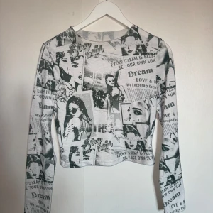 Snygg långärmad cropped tröja  - Säljer en cool  långärmad tröja från Shein med tryck av olika bilder och texter. Tröjan har en croppad passform och är perfekt för en trendig look. Passar bra till jeans eller kjol för en avslappnad stil. Den ser svartvit ut på bild men är mörkgrön!  Stl L 