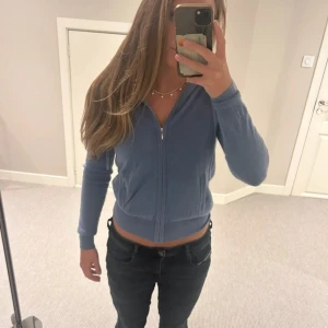 Soft goat zip up 100% Kashmir  - säljer min soft goat zip up kofta för 1100, ny pris är 2695kr, den ljusblåa färgen säljs inte längre, det går inte att köpa den i butik efter som det är en limited edition färg. Använd endast ett fåtal gånger💗