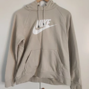 Nike hoodie - En jätte fin Nike hoodie i färgen beige, är använd några gånger men är fortfarande i bra skick. 