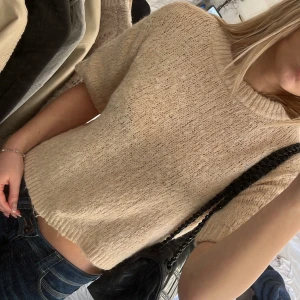 Beige/rosa trekvartsärmad tröja - Super snygg trekvartsärmad stickad tröja! Använd ett fåtal gånger! Köptes för 450kr från aware!