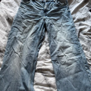 Blå jeans från Bershka - Straight jeans från bershka, knappt använda 