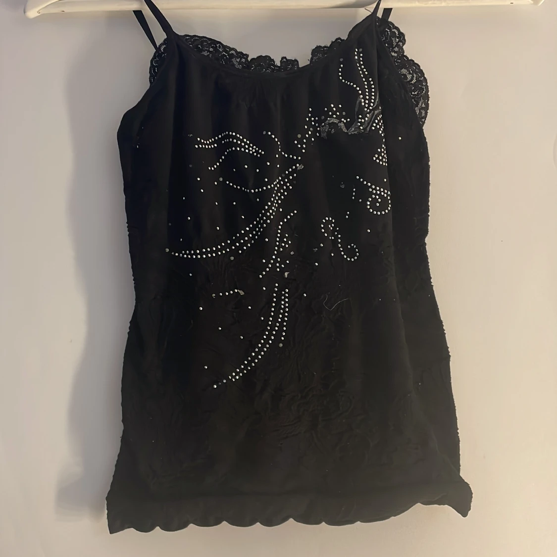 Svart topp med spets och pärlor
