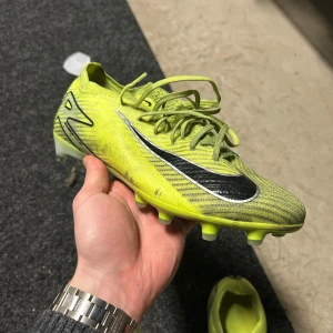 Nike air zoom mercurial vapor 16 AG  - Storlek 41 i bra skick, smutsiga på grund av användning på konstgräs, men inga skador.