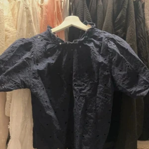 Marinblå blus - Kommer inte till användning och är i mycket bra skick 
