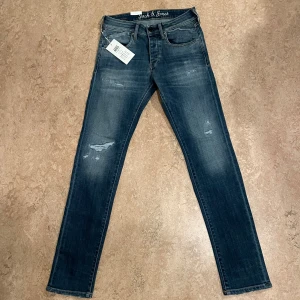 Jack & Jones jeans | Slim glenn Helt nya! - Säljer dessa sprillans nya 🤩och extremt snygga och populära jeansen från jack & jones! Storlek 30/32. Detta är i den populäraste modellen Slim Glenn med perfekta slutningar. Prislappen sitter fortfarande på samt allt som kommer från butik. Nypris 1100kr så in o köp medans de finns kvar! Hör av er vid minsta fundering 🙌 Pris kan diskuteras vid snabb affär ✌️| Mvh