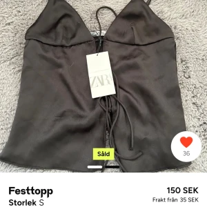Svart festtopp från Zara - Snygg svart festtopp från Zara med smala axelband och snörning framtill.  Den är aldrig använd och säljer på grund av att den inte passade mig.
