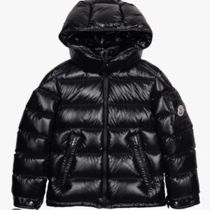 Svart pufferjacka från Moncler - Snygg svart pufferjacka från Moncler med glansig yta och huva. Jackan har dragkedja framtill och två fickor med dragkedjor. Perfekt för kyliga dagar. Säljer den på grund av att den var för stor. Använd få gånger, köptes oanvänd! Vet ej om den är äkta därav priset