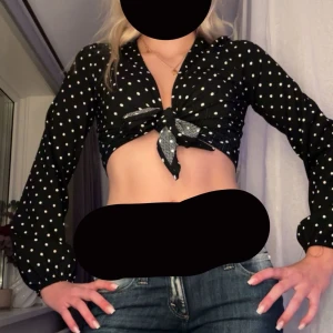 prickig blus - jättefin och söt prickig blus som man knyter❤️❤️funkar jättebra att ha ett linne under också