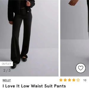 Lowwaist kostymbyxor Nelly  - Svart lågmidjade kostymbyxor från Nelly, bra skick utan större defekter förutom på ena benet och på knappen (se sida 3/4. Men inget av dem är något som syns när man har på sig dem☺️ Orginal pris 499  säljer för 160 (pris kan diskuteras)