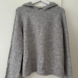 Stickad hoodie från Gina Tricot  - En grå stickad tröja med luva från Gina Tricot 🩷Tröjan är helt oanvänd, så den är som ny ☺️