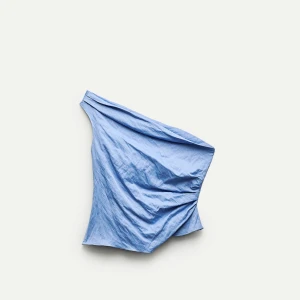 Blå oneshoulder topp - Snygg blå oneshoulder topp i ett lätt och luftigt material. Aldrig använd nypris 559kr