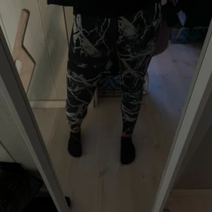 Stronger träningsbyxor  - Säljer nu dessa träningsbyxor ifrån stronger som har ett svart vit blixt liknande mönster. Dessa köptes för cirka ett år sedan och är sparsamt andvända. Har otroligt många träningsbyxor och dessa har legat längst ner i lådan så säljer de nu ❤️ skriv för mer frågor 🥰