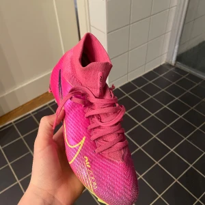 Säljer nu mina gamla fotbollskor till ett rimligt pris  - Ett par väldigt sköna skor från Nike med en väldigt bra passform enda som är i lite sämre skick är snörena som går att byta enkelt.     Tveka inte på att höra av er pris går såklart att diskuteras.