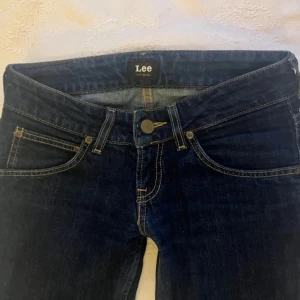 Lågmidjade Lee jeans  - Lågmidjade bootcut jeans, W26, L33. Säljer då jag köpte dom här men ej passade på mig och dom flesta bilderna är från den jag köpte av💕