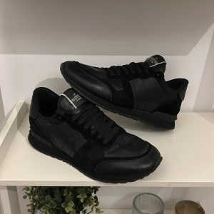 Valentino Rockrunners - Skit snygga valentino Rockrunners, passar till alla outfits. Använda fåtal gånger tvättas och desinfekteras innan postning. Storlek 43 men passar mig med 42 så hör av er för innermått eller vid intresse🤩