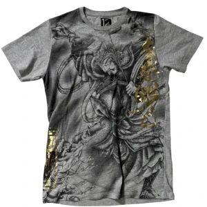 Affliction type grå t-shirt med guldtryck - Snygg grå t-shirt med ett detaljerat tryck av en krigare i svart och guld. Kortärmad och perfekt för en cool och unik stil. Passar bra till jeans eller shorts för en avslappnad look.