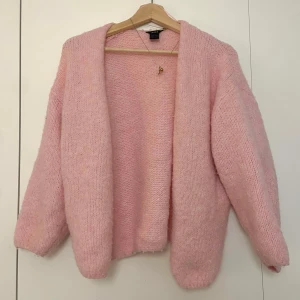 trendig rosa stickad cofta! - cofta ifrån Lindex 💕 bara kommit till användning några fåtal gånger, i storligen s /xs