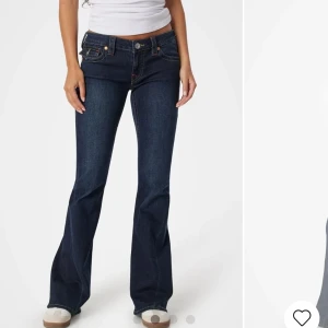 Joey low rise flare  - Snygga mörkblå bootcut jeans från True Religion i storlek w25. Säljer pågrund av att dessa var för små för mig. Vill gärna göra byte mot några i storlek w26 eller w27. Nyskick!