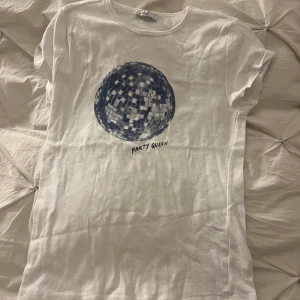 Vit t-shirt med tryck  - T-shirt med tryck. Storlek L men sitter som en xs. Inga defekter, aldrig använd🩷