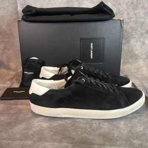 Saint laurent SL/06 sneakers - Fint skick | size 43 1/2 vilket passar både 43 och 44 | dustbag medföljer | fraktar spårbart inom 24 timmar med PostNord eller insta box ✉️ |