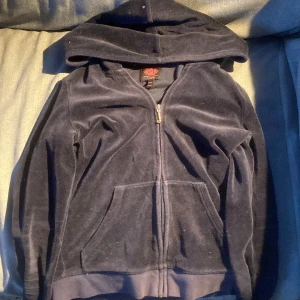 Vintage Juicy Couture hoodie - Säljer en marinblå hoodie från Juicy Couture med dragkedja och huva. Den har en snygg glittrig detalj på ryggen och är tillverkad i ett mjukt material.  Pris är diskuterbart 