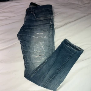 Blå jeans från Tiger of Sweden - Säljer dessa Snygga blåa jeans från Tiger of Sweden med slitningar. Tar även byten!        Priset kan diskuteras!