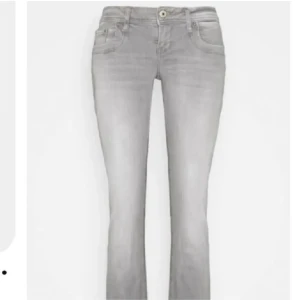 Grå jeans med bootcut - Snygga grå jeans med bootcut-stil och låg midja från Ltb. Modellen är valerie med storleken W25/L30. Bra skicka förutom lite nopprigt på vänstra höften. Bara att skriva vid frågor!😁