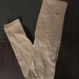 Persikargade ribbade leggings - Stor garderobrensning♻️ Se gärna mina andra annonser🌸 Pris går att diskutera vid flerköp👗