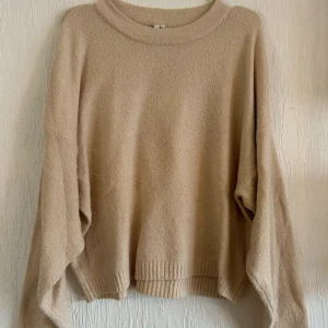 Beige stickad tröja - Stor garderobrensning♻️Se gärna mina andra annonser. Pris går att diskutera vid flerköp🌸behövs ett varv med noppborttagare, annars i mycket gott skick.