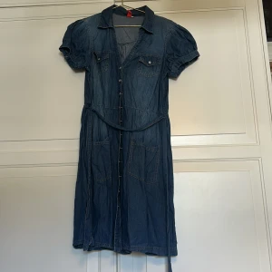 Jeans klänning  - Storlek 42 men skulle säga att den passar s-m, pris kan diskuteras!!