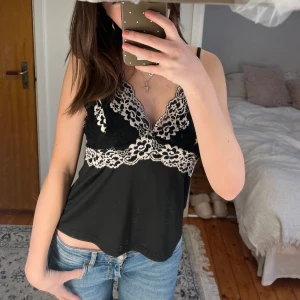 Linne med spets  - Superfint pyjamaslinne som går att ha till alla tillfällen. Väldigt likt Intimissi! Skickar med ett par shorts också som matchar till 💕