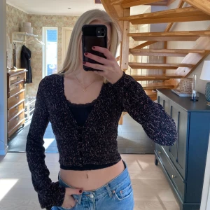 Blommig topp - Superskön och söt topp från Bershka! Storlek XS💕💕