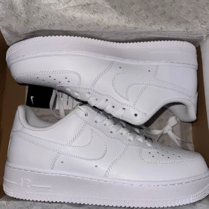 Vita Nike Air Force sneakers - Ett par klassiska vita Nike Air Force i storlek 40 perfekt till vår/sommaren! Helt nya oanvända, pris kan diskuteras. 