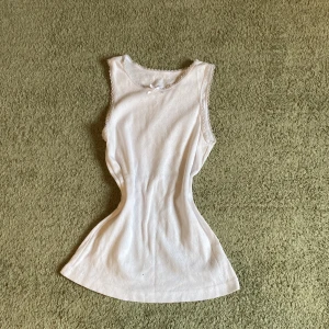 Vitt linne - Jättegulligt vitt linne från Primark med rosett och små hjärtan❤️ Står tyvärr ingen storlek men sitter bra på mig som är 163 cm lång. 