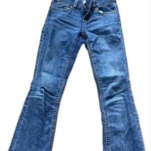 Mörkblå bootcut jeans - Snygga mörkblå bootcut jeans med låg midja och snygga fickor. Har använt några gånger. Är bra längd för mig som är 165cm. Säljer dom för att dom inte kommer till användning.