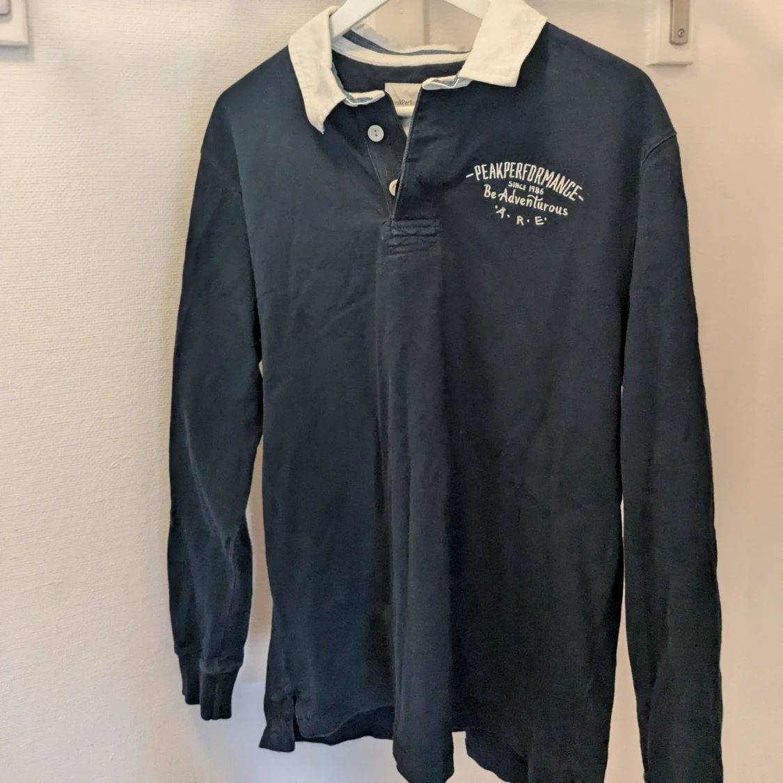 Mörkblå pikétröja från Peak Performance