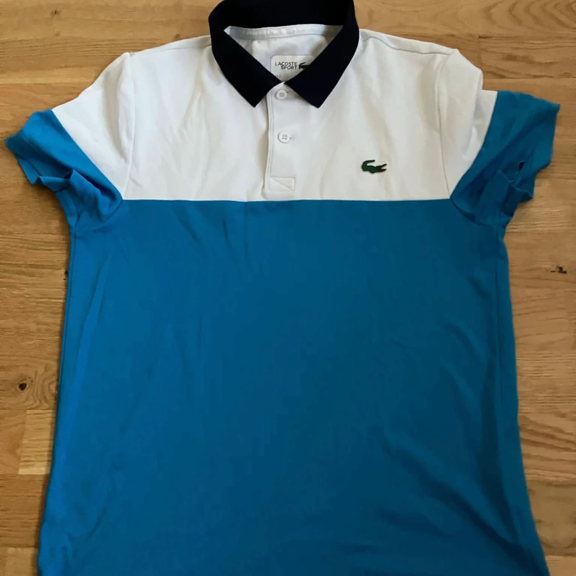 Blå och vit pikétröja från Lacoste