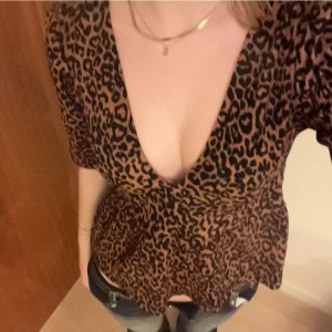 Leopardmönstrad blus - Leopardmönstrad blus perfekt till fest! 
