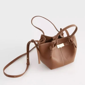 Brun axelväska från Lindex - Jättefin väska från Lindex som endast är andvänd enstaka gånger därför i väldigt gott skick.