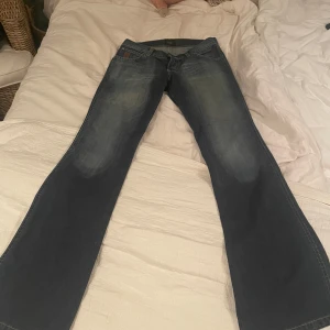 Blå jeansbyxor från Crocker lowwaist bootcut - Snygga blå jeansbyxor från Crocker med en bootcut-stil. De har en klassisk femficksdesign och en lätt tvättad look. Perfekta för en avslappnad stil.