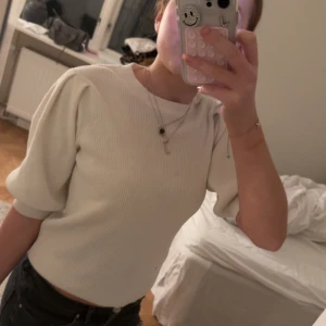 Vit ribbad tröja från Neo Noir med puff ärmar  - Säljer en så fin vit stickad tröja ifrån neo noir med puff ärmar💕
