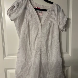 Blus  -  En fin och skön blus blusen passar både bra till vardagslivet, men även fin event 