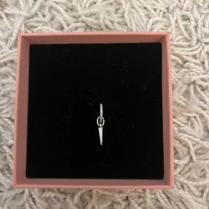 Fyra olika örhängen i silver och lila - Säljer fyra olika örhängen från L8 hasselblad. Alla är i äkta silver och knappt använda. Det är inte högt pris på de, de är dyra.