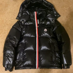 Moncler montbeliard Jacka - Nu är det dags att sälja min moncler montbeliard jacka då jag längre inte har någon användning för den!