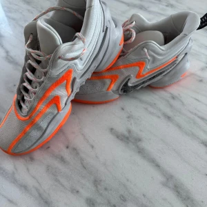 Nike cosmic unity 2 basketskor - Säljer mina basketskor då jag inte använder dessa nå mer. Använda 2-3ggr. Ingen synlig skada och I mycket god skick. Köpta för 1900kr